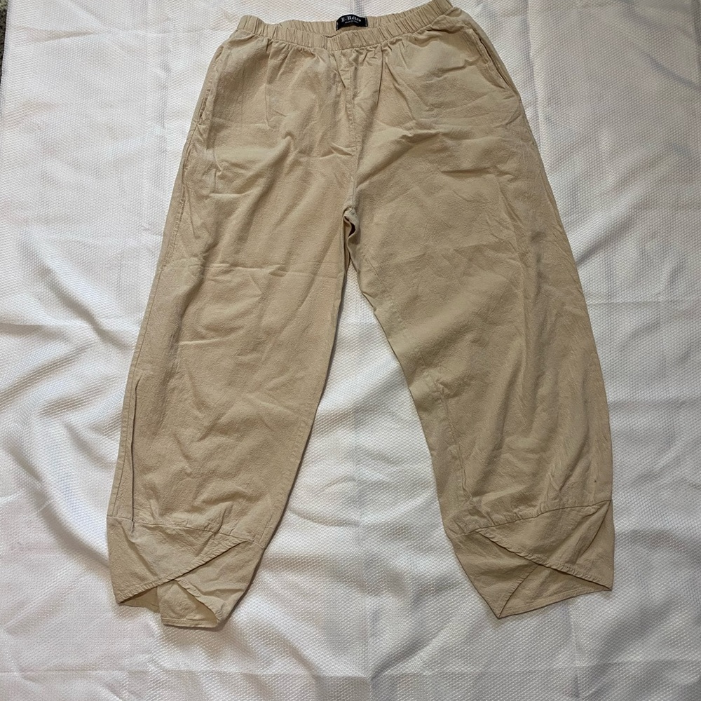 Women’s khaki capris. Size XL. E-Retro brand.